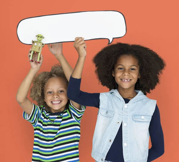 Діти, що тримають паперову мову бульбашку — стокове фото