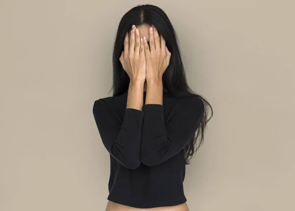 Женщина закрывает лицо руками — стоковое фото