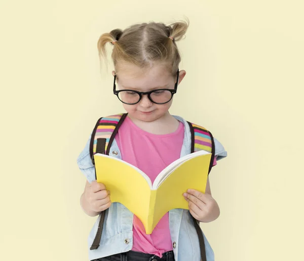 Mädchen liest Lehrbuch — Stockfoto