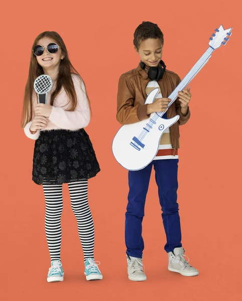 Niños con guitarra de papel y micrófono — Foto de Stock