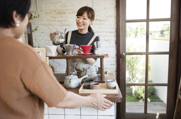 Barista y cliente en cafetería — Foto de Stock