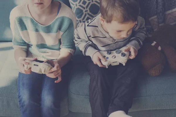 Broer en zus afspelen van video game — Stockfoto