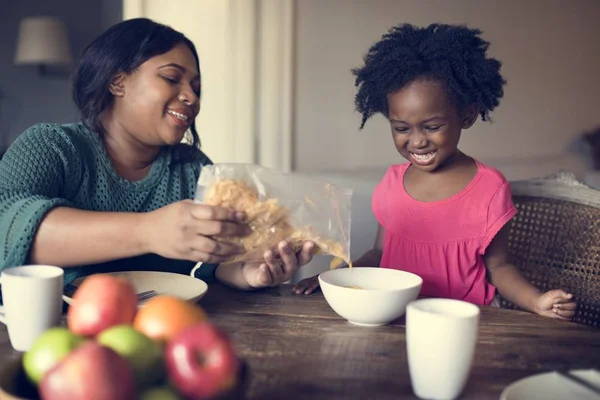 Mor och dotter med frukost — Stockfoto