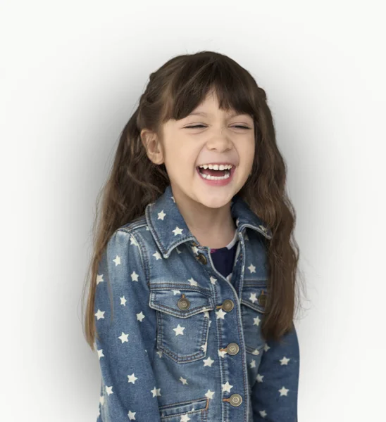 Nauraa pieni tyttö studiossa — kuvapankkivalokuva