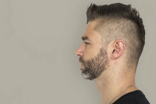 Caucasiano homem com barba posando em estúdio — Fotografia de Stock