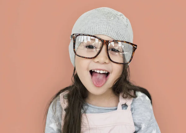 Schattig klein meisje in brillen — Stockfoto