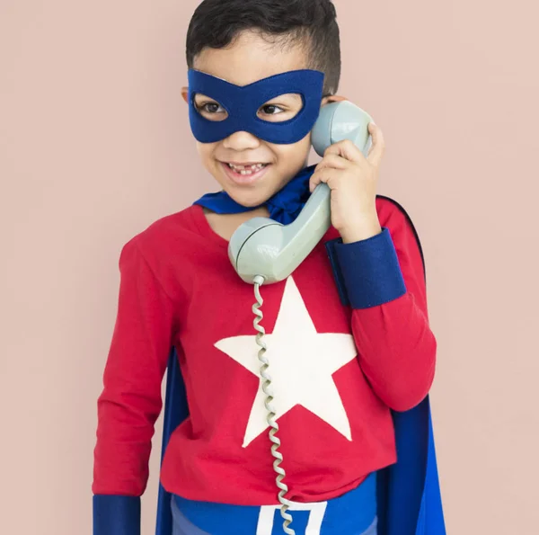 Menino falando ao telefone — Fotografia de Stock