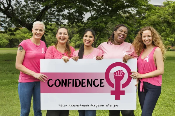 Mujeres felices sosteniendo pancarta — Foto de Stock