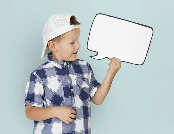 Pojke som håller tal bubbla — Stockfoto