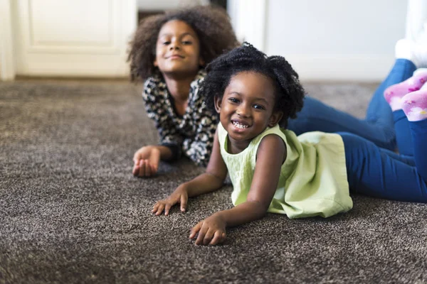 Sorelle adorabili che si divertono — Foto Stock