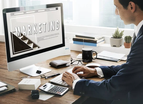 Zakenman werkt op de computer — Stockfoto