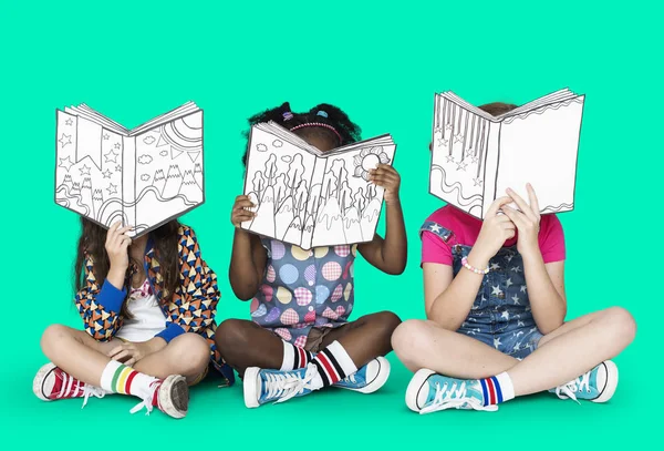 Μικτή εθνικότητα παιδιών με τα βιβλία — Φωτογραφία Αρχείου