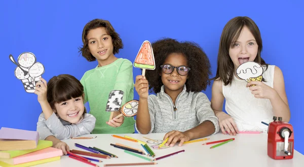 Gruppe von Kindern zeichnet — Stockfoto