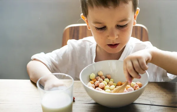 Niño desayunando —  Fotos de Stock