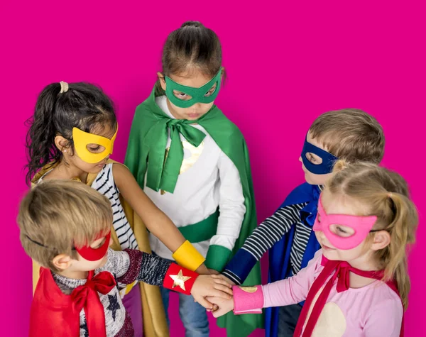小孩子们在超级英雄的服装 — 图库照片