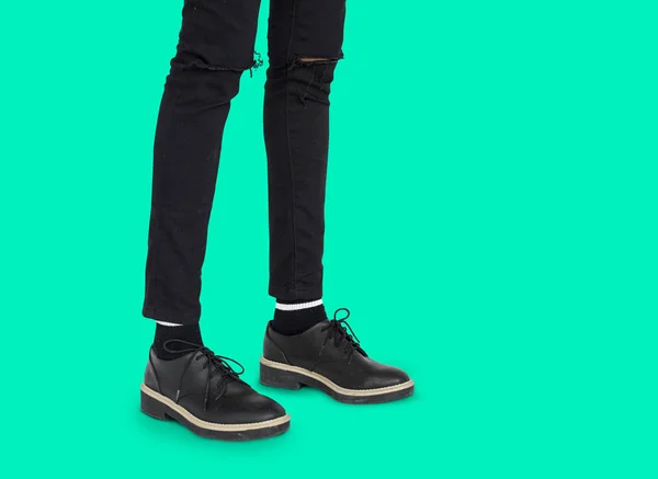 Тонкие ноги женщины в черных джинсах — стоковое фото