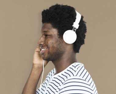 Kulaklıklar ile Afrika adam