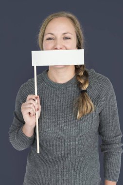 Kadın bayrağıyla poz