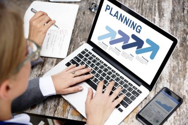 Dizüstü bilgisayarda çalışan kadın