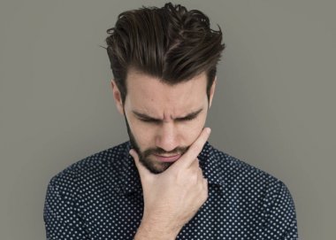 düşünme ve çene üzerinde elini tutarak işadamı