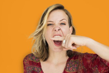 kadın stüdyoda poz