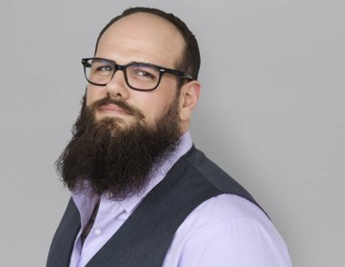 Adam gözlük ve sakallı