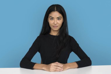 Asyalı kadın tablosu tarafından oturur