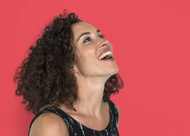 Kıvırcık saçlı Kafkas kadın