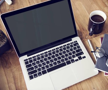 çalışma alanı tablo açılan laptop