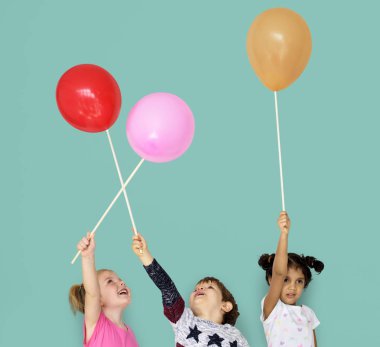 Küçük çocuk balon ile oyun 