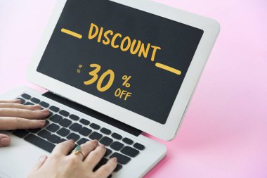 Dizüstü bilgisayarda yazan kadın klavyesi