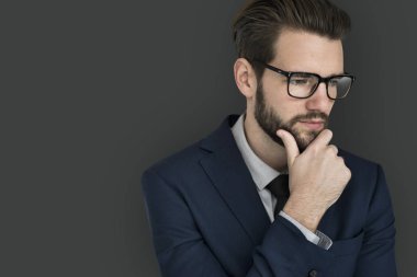 düşünme ve çene üzerinde elini tutarak işadamı