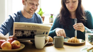 Aile kahvaltı yapıyor. 