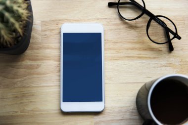 ahşap masa gözlük ile Smartphone