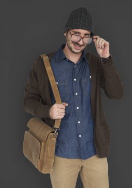 adam tutarak el çantası