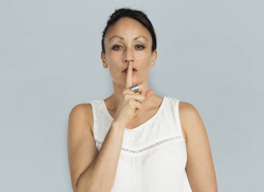 Stüdyoda poz veren beyaz kadın.