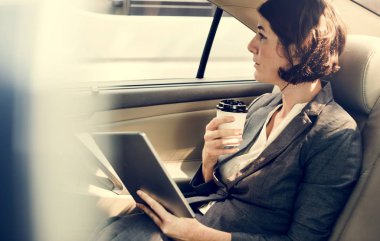 Tablet kullanan iş kadını 