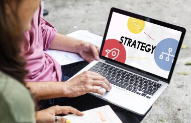 Dizüstü bilgisayar kullanarak Caddesi üzerinde iki kız