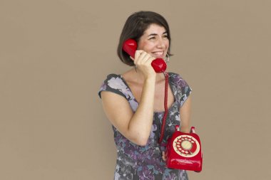 Kadın telefonda konuşurken