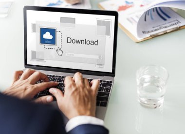 Dizüstü bilgisayarda çalışan iş adamı