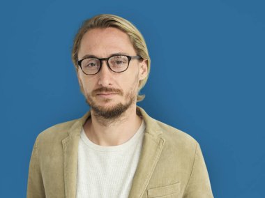 Gözlük takan sakallı