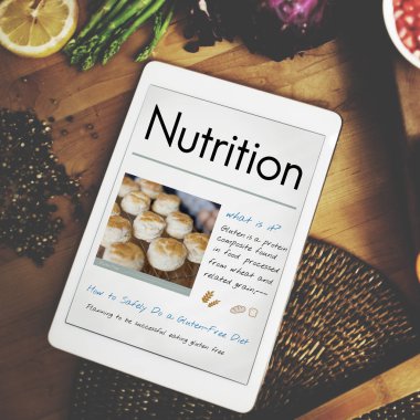 malzemeler ve tablet ile mutfak masası