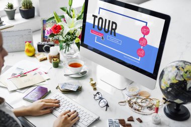 Dizüstü bilgisayar kullanan kadın