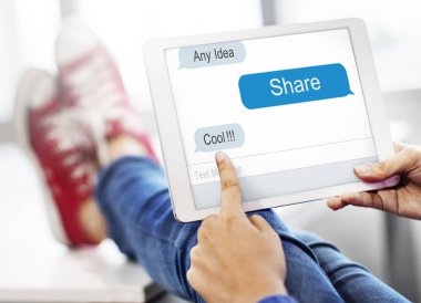 Dijital tablet üzerinde gösteren bir el 