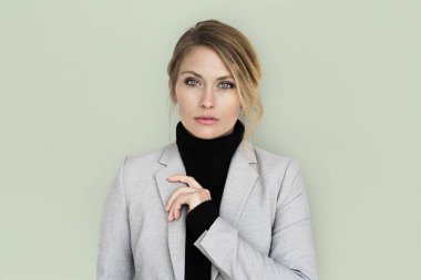 Stüdyoda poz veren iş kadını