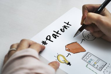 İşadamı resmi elbise elinde 