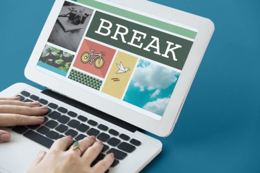 Dizüstü bilgisayarda yazan kadın klavyesi