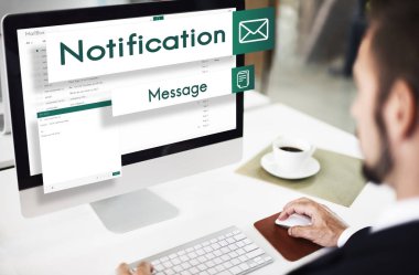 Dizüstü bilgisayarda çalışan adam