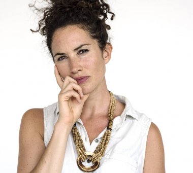 Kıvırcık saçlı Kafkas kadın