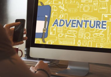 Bilgisayar ekranı önünde oturan adam